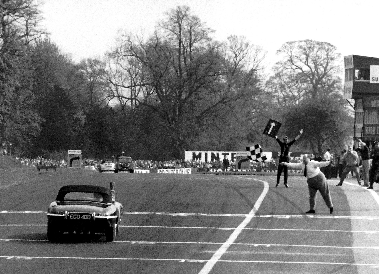 Damon Hill drives his Dad's debut winning 1961 Jaguar E-Type