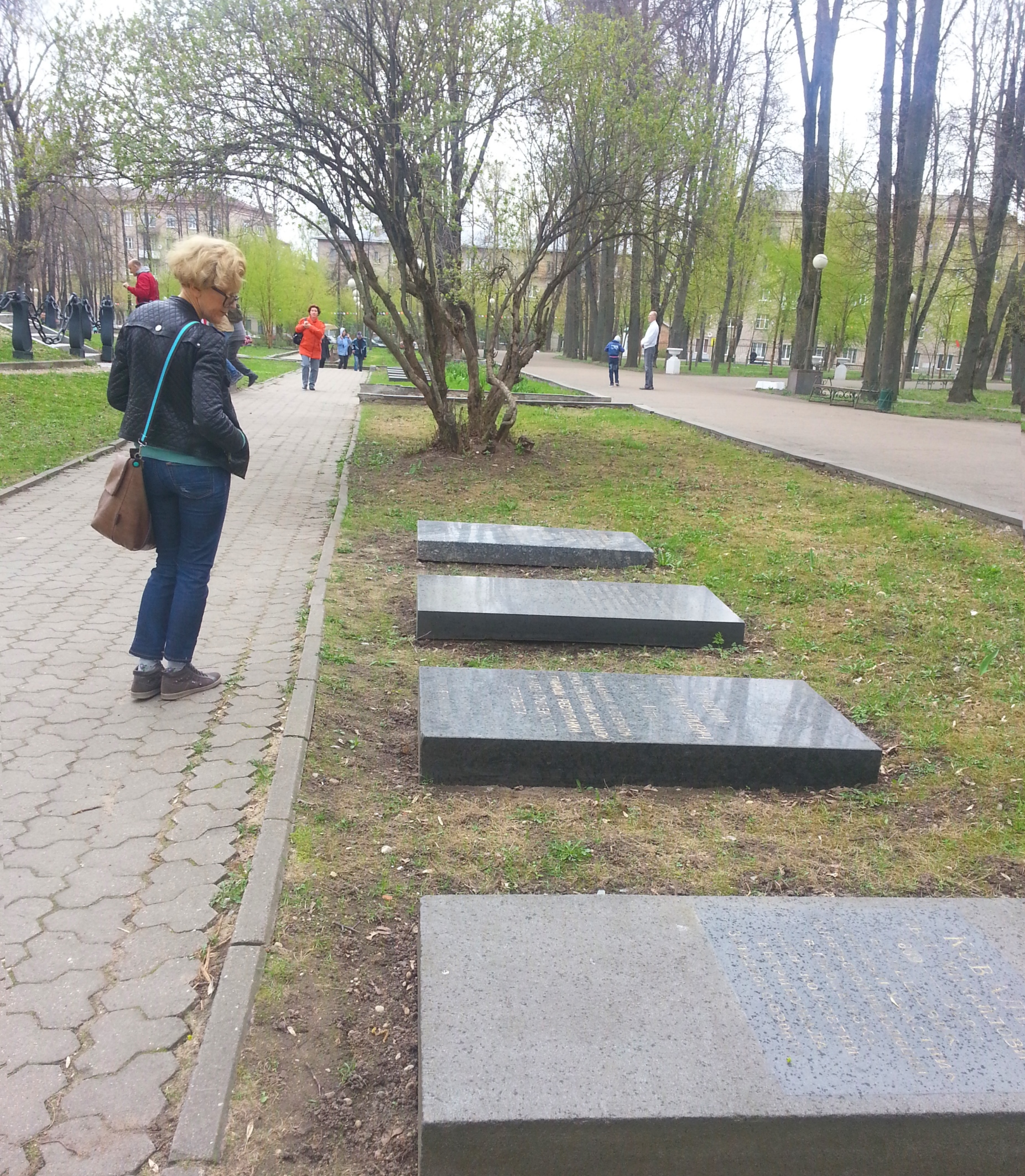 Лопатинский сад, захоронения