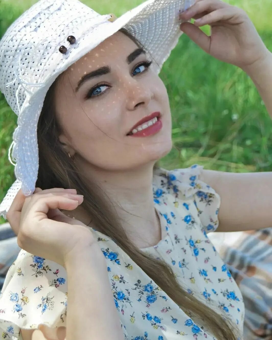 girls in hats