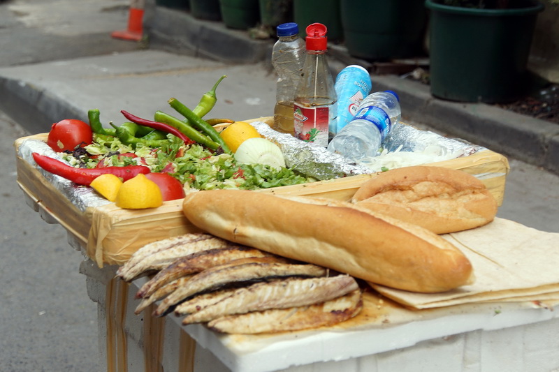 Вы должны это съесть!!! Или must eat в Стамбуле готовят, обжаривают, balik, durum, просто, стороне, Стамбуле, «вкусно», потом, соусами, вообще, углях, туристический, Готовят, лаваш, рыбными, палаток, образцовопоказательных, несколько, моста