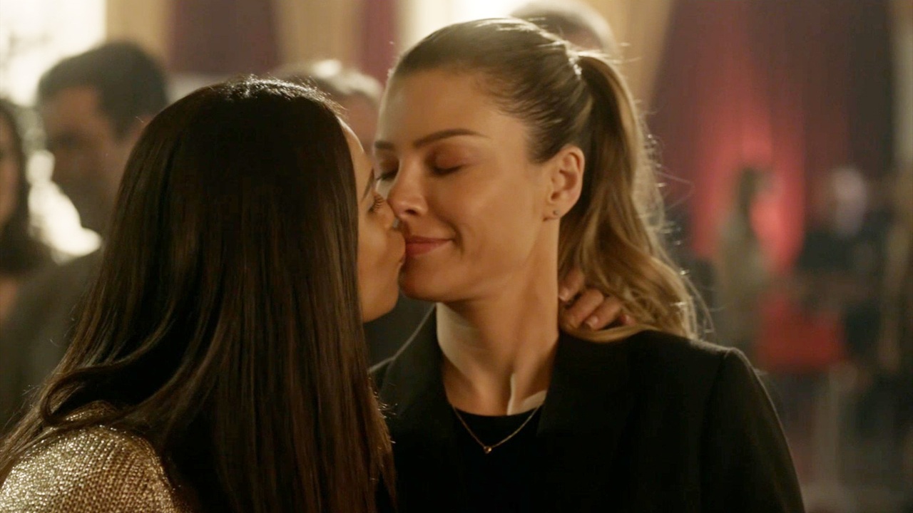 s2ep15-maze-helps-chloe-at-school-function