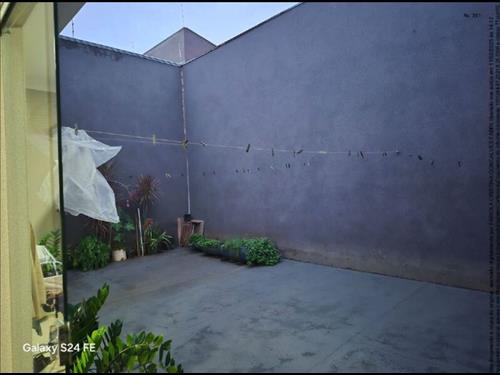 LOTE 001        Parte Ideal (1/6) Imóvel com A.T. 256m², R...
