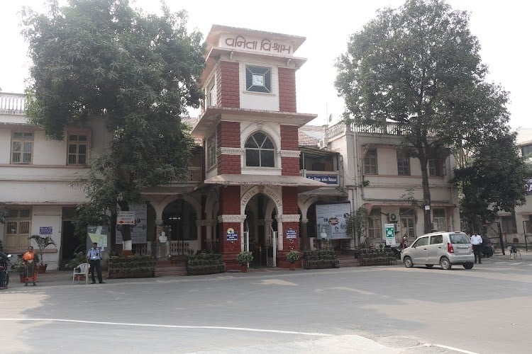 Vanita Vishram Women's University Image