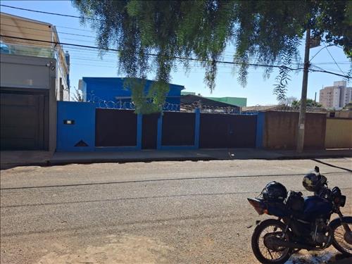 Prédio Comercial c/ Terreno de 360m², Desocupado no Segismundo Pereira, Uberlândia/MG
