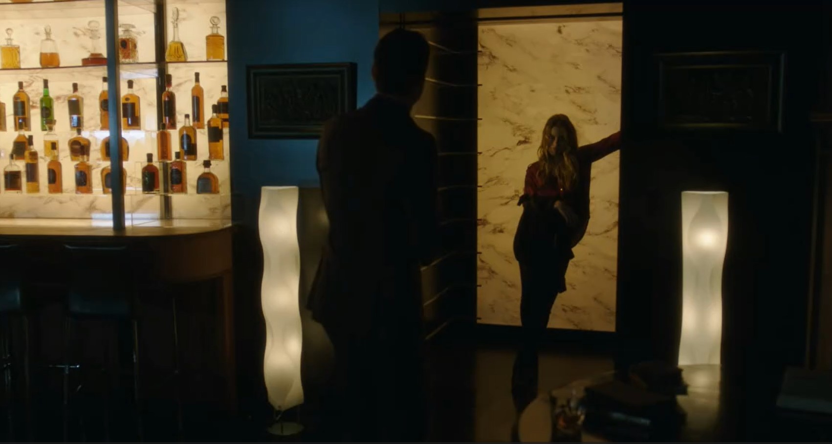 s1ep10-drunk-chloe-in-penthouse