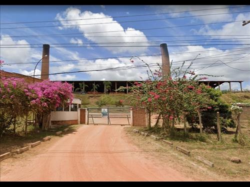 LOTE 001        Prédio de utilização industrial na BR 232,...