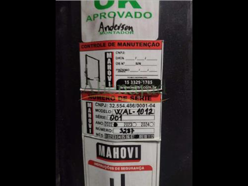 Um elevador automotivo e um guincho girafa hidráulico