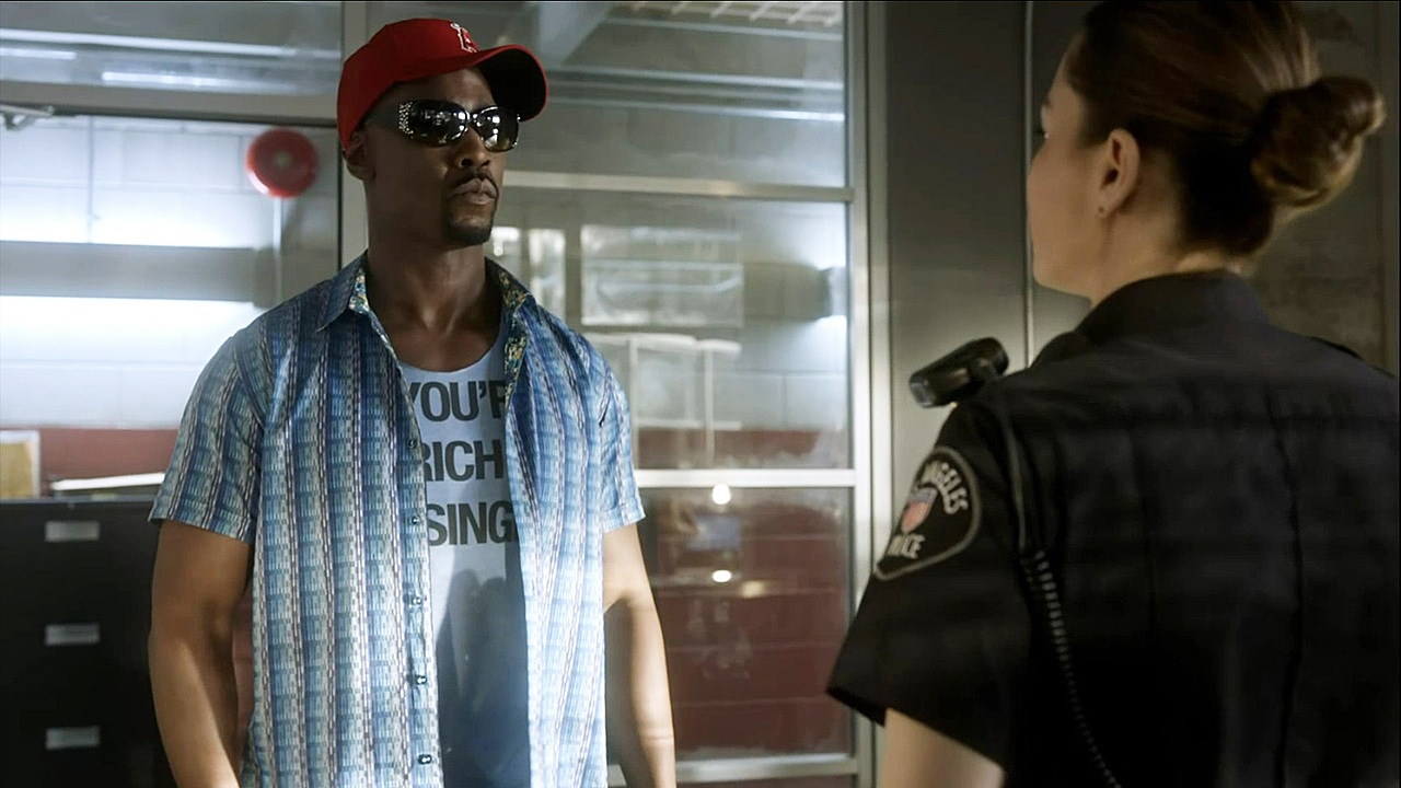 S3ep11 Amenadiel Reports His Neclace As Stolen