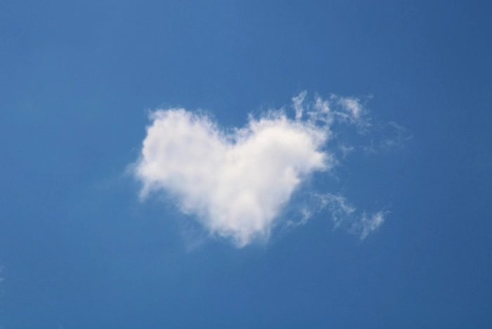 空に雲で描かれたハート・マーク