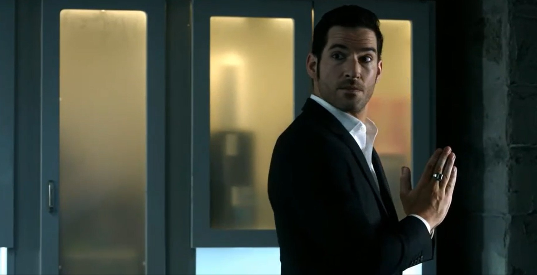 s2ep02-lucifer-prays-to-amenadiel