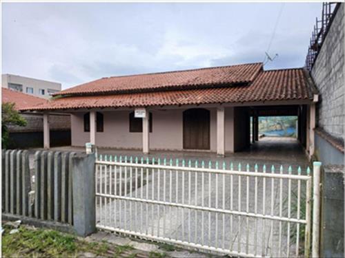 Terreno urbano com área de 450,00m² contendo uma casa de alvenaria com área total de 173,11m² - Rua...