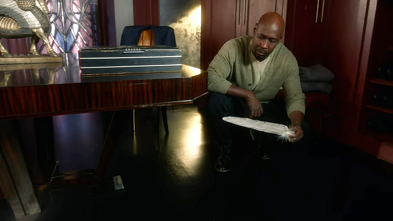 S3ep01 Amenadiel Discovers Lucifers Severed Wings