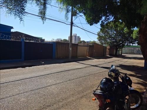Prédio Comercial c/ Terreno de 360m², Desocupado no Segismundo Pereira, Uberlândia/MG