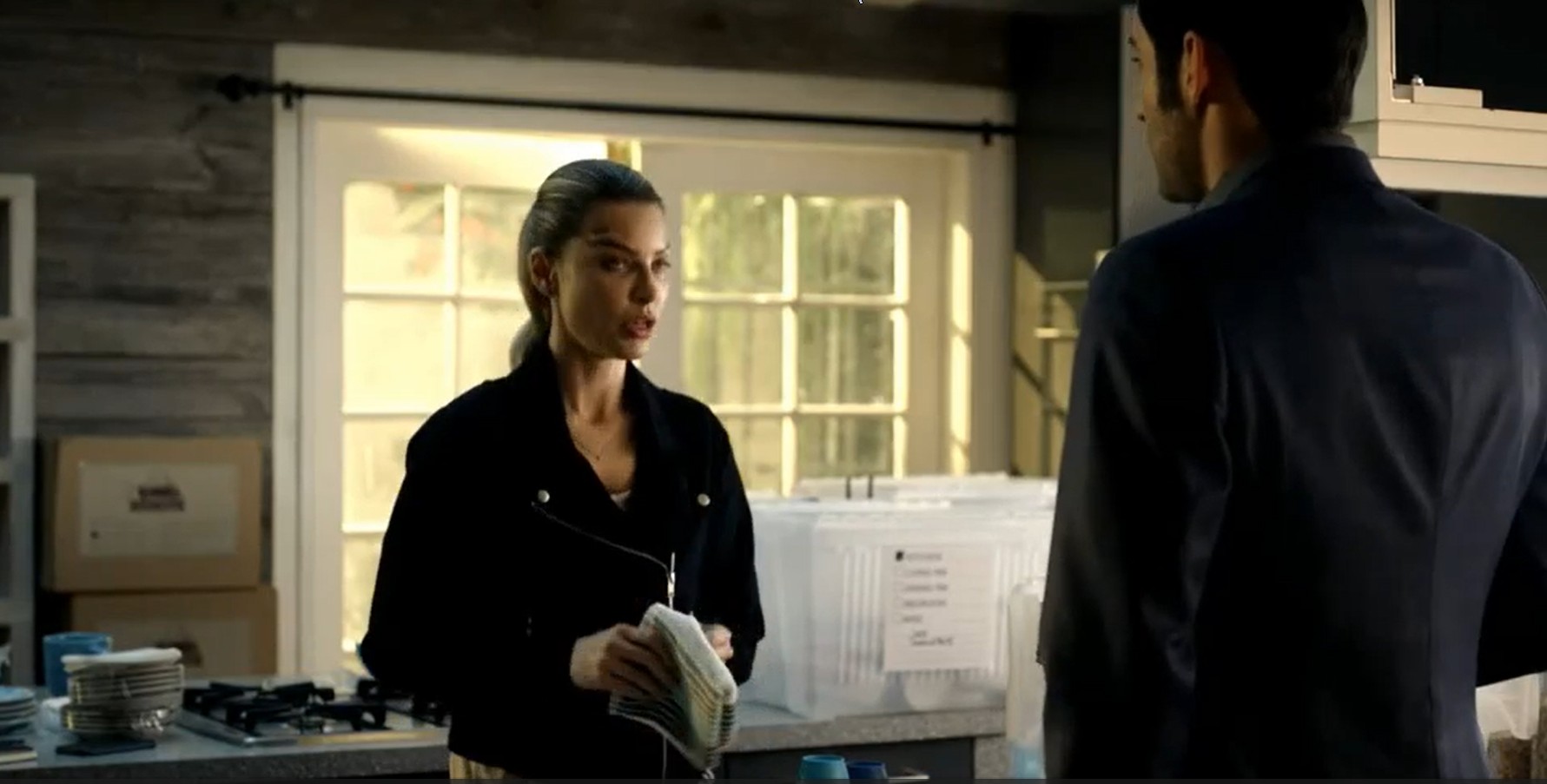 s2ep05-chloe-moves-info-new-apartment