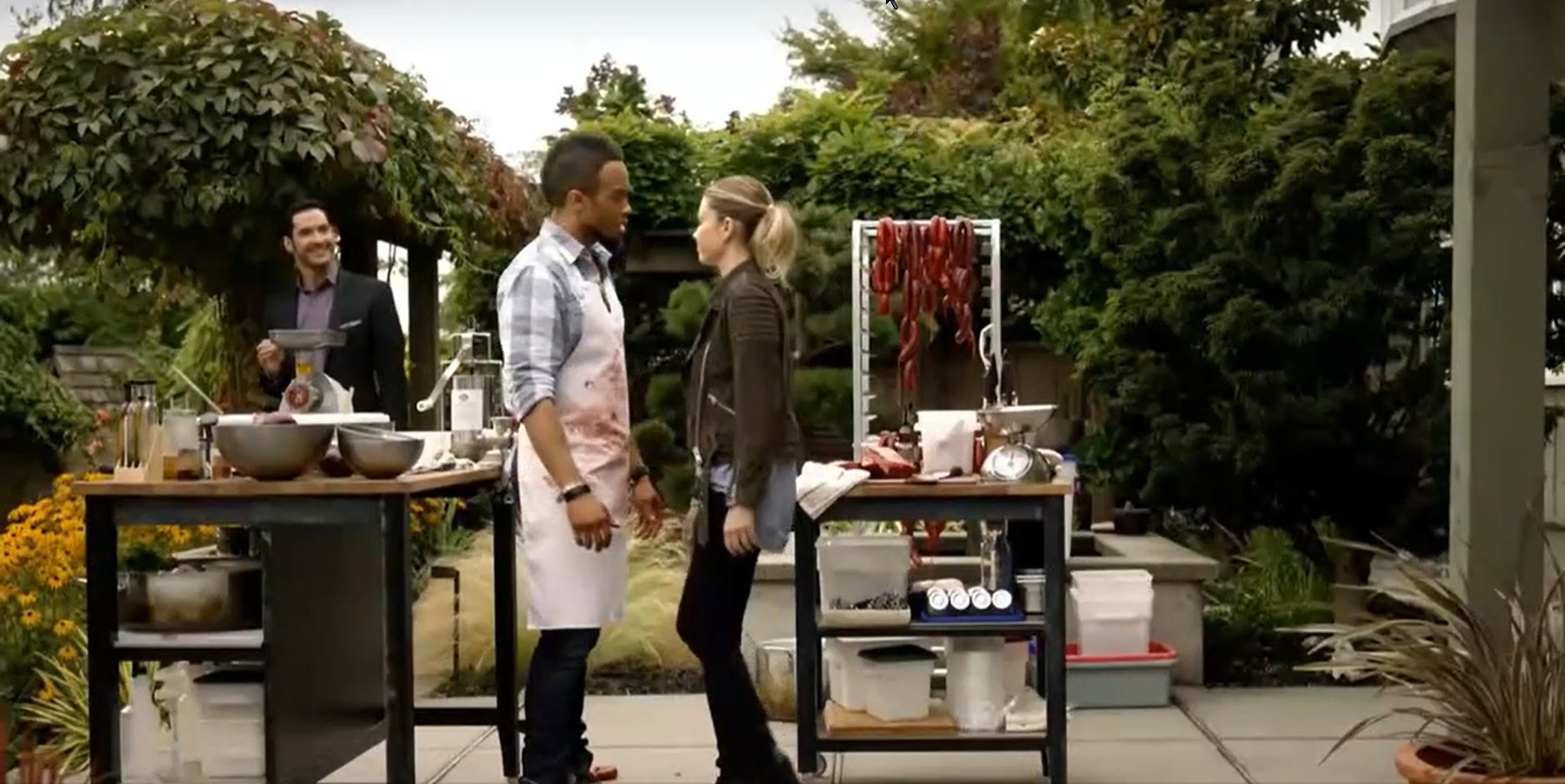 s2ep04-lucifer-gets-maze-to-take-chloe-out-for-drinks