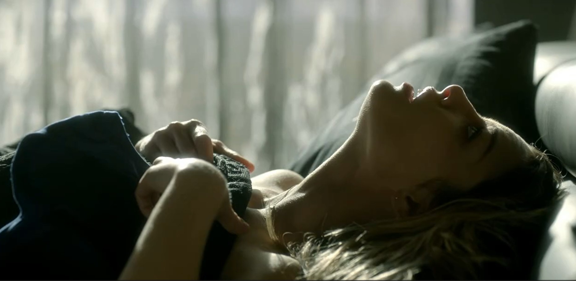 s1ep11-chloe-wakes-up-in-lucifers-bed