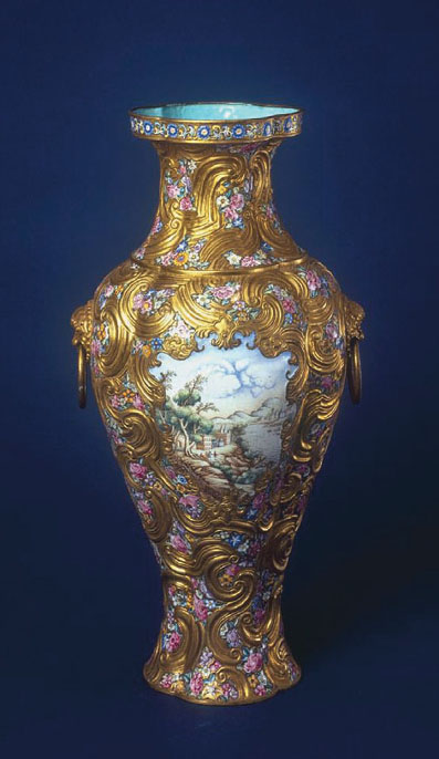 Enamel Painted Vase. Qing dynasty (Qianlong reign). The Palace Museum, Beijing. An example of Guangzhou porcelain with European-influenced decoration.