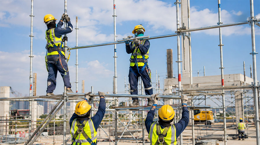 blog-img1.jpg Scaffolding contracting team erecting scaffold system