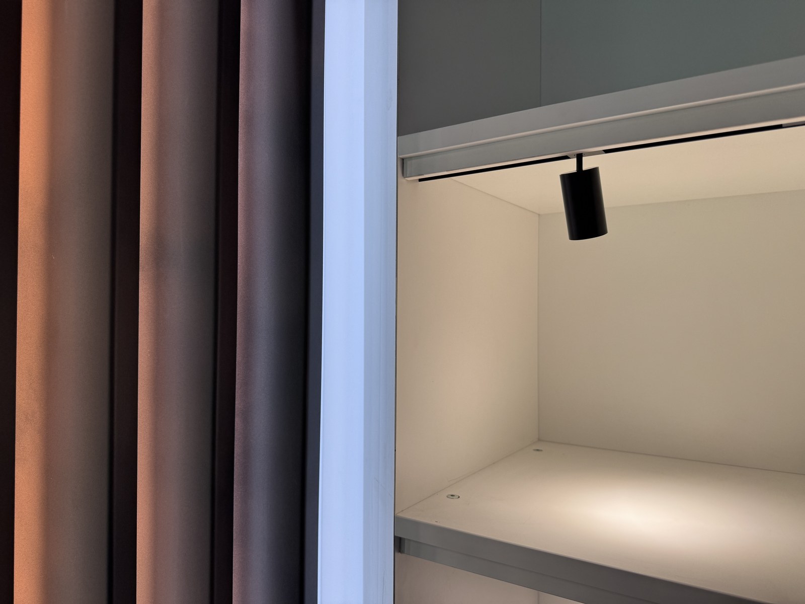 Mini Magnet — clean shelf lighting, empty display