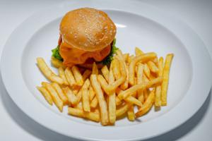 MINI CHEESEBURGUER CON PAPA FRITAS
