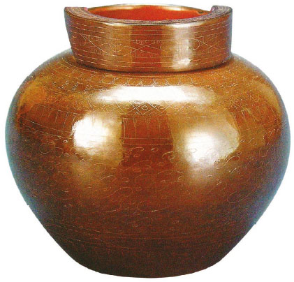 Lacquer Jar with Cover. Late Western Han dynasty. Decorated with extremely fine needle-point incised cloud scrolls. Yangzhou Museum, Jiangsu.