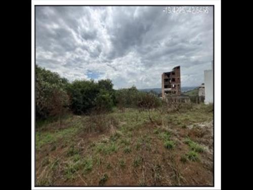 TERRENO, 220M2 DE ÁREA DO
TERRENO, LOTE NÃO POSSUI