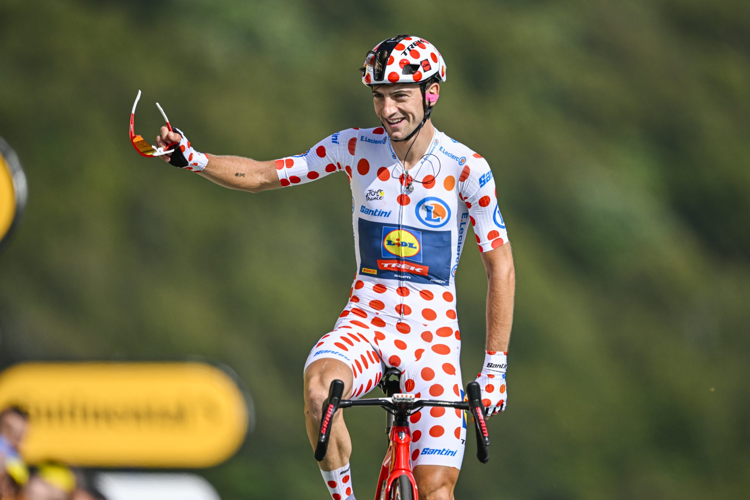 In the Tour de France, who wears the red polka dot jersey?
