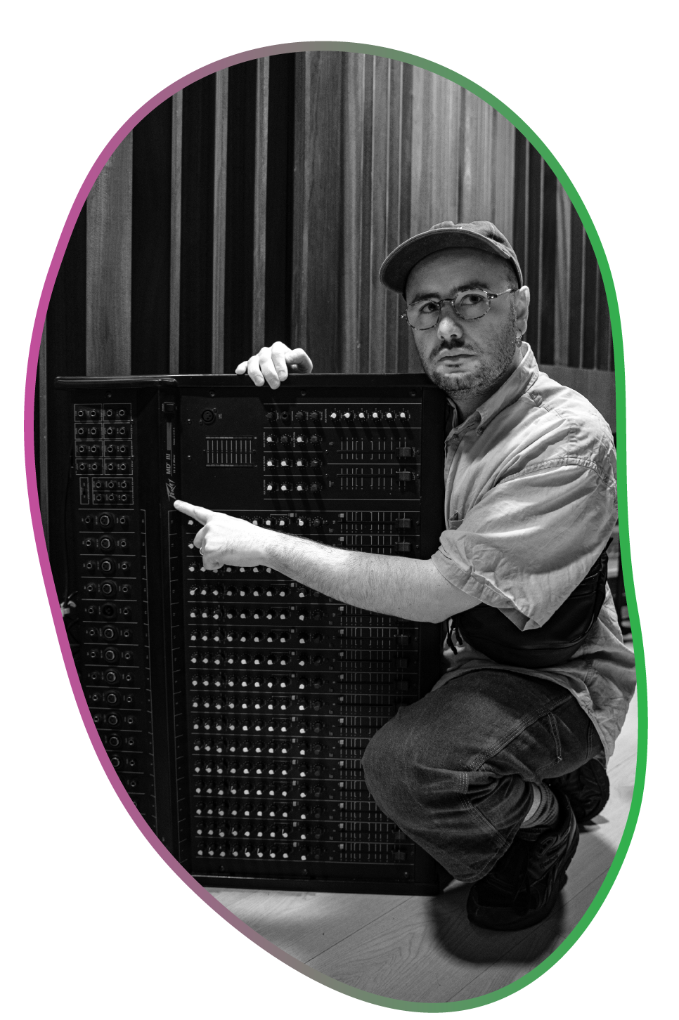Lucien en studio à la console