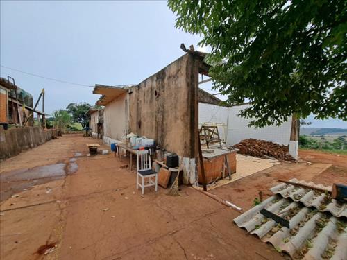 Parte ideal de chácara c/ 5.102,73m² (total 5.900m²), c/ 02 edificações