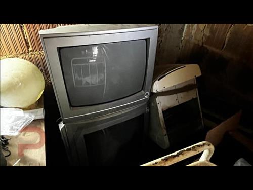 LOTE CONTENDO SUCATAS DIVERSAS, TAIS COMO CADEIRAS, FREEZER, ARMÁRIOS, GELADEIRA, TVs, APARELHOS DE...