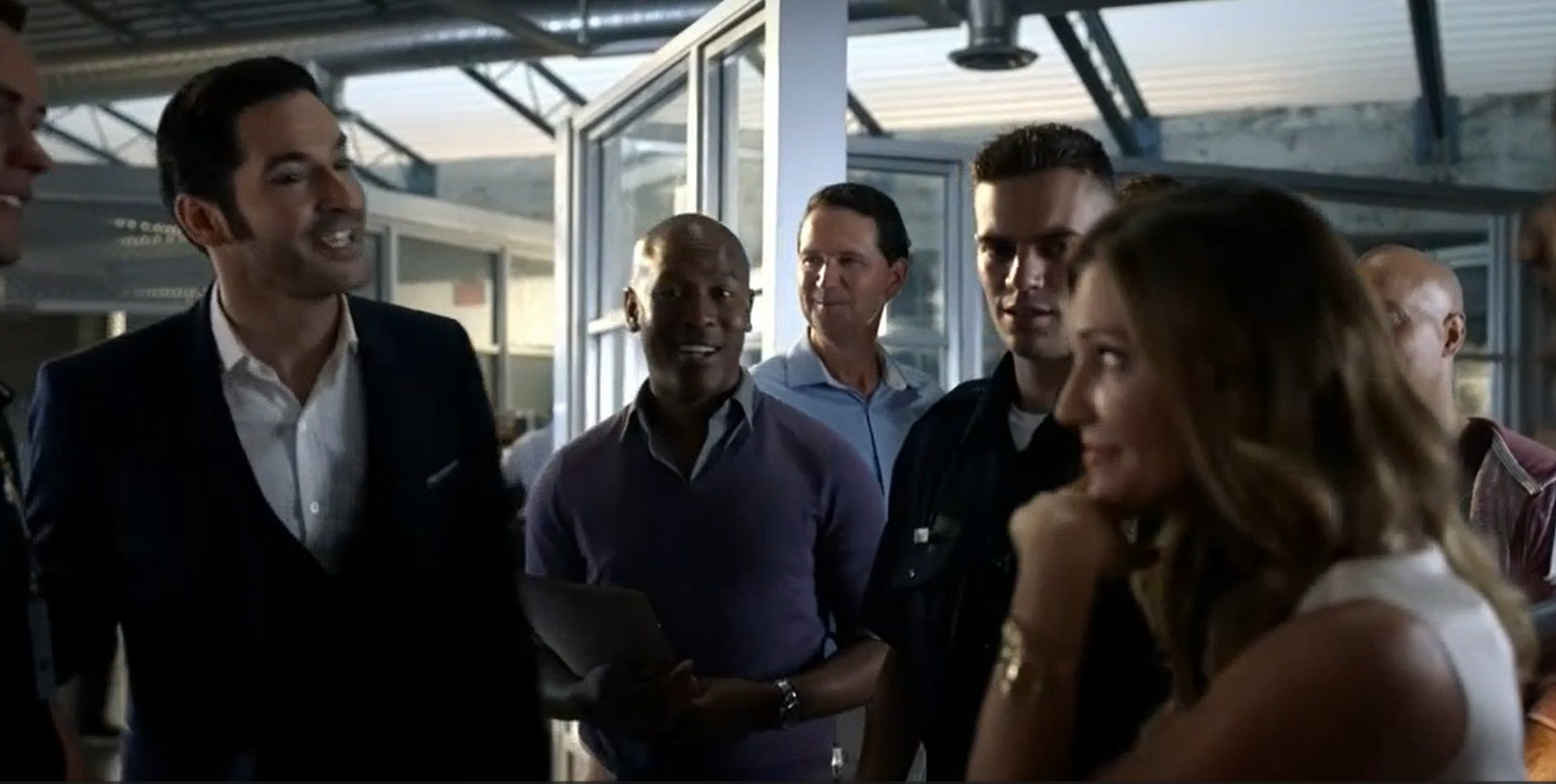 s2ep03-lucifer-removes-goddess-from-police-station