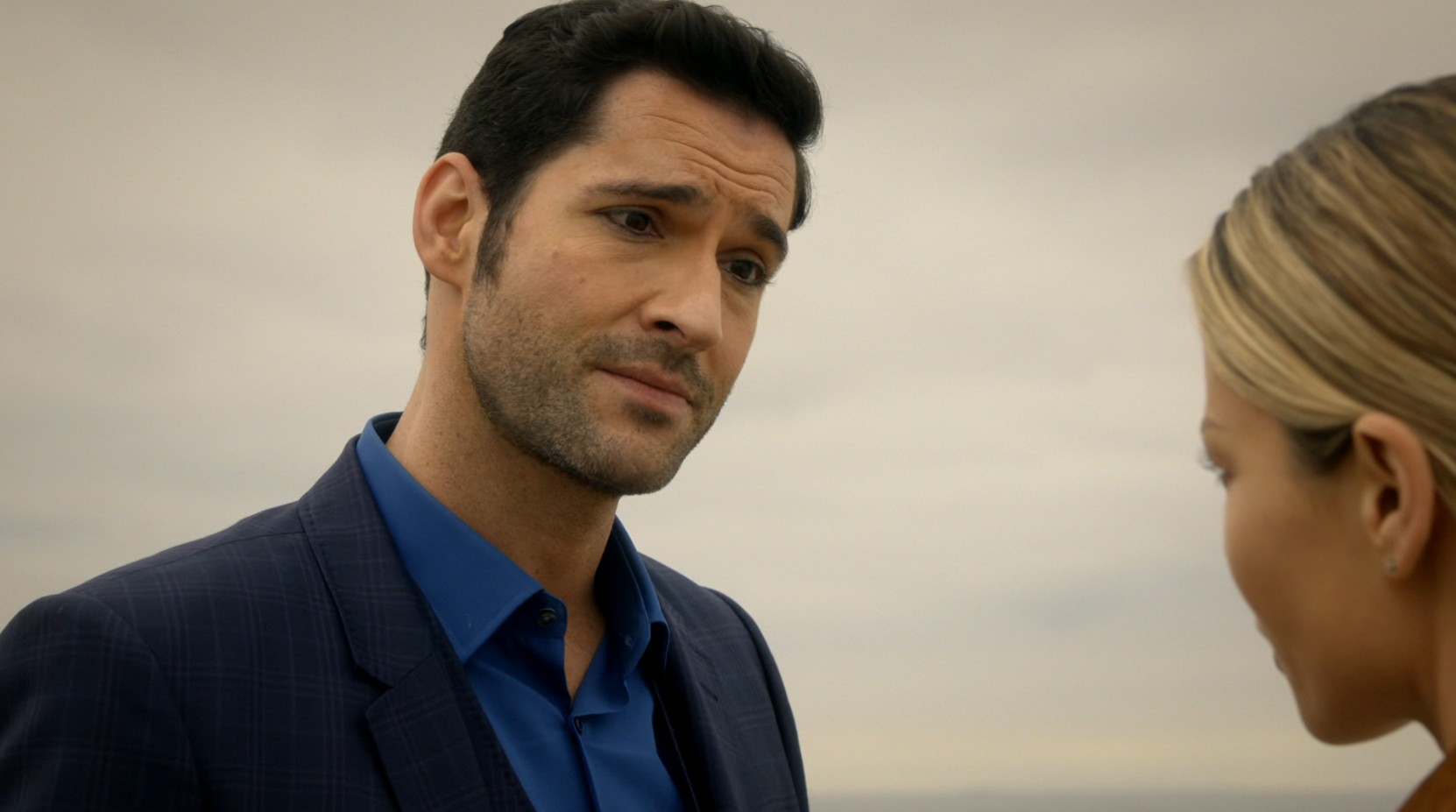 s2ep11-lucifer-and-chloe-on-the-beach