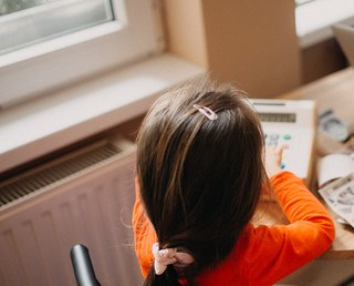 Niña en la mesa de la casa, antes de confirmar el certificado de exámenes libres Chile