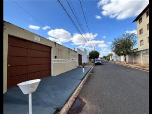 Lotes 9 - Uberlândia - MG - Granada - Casa