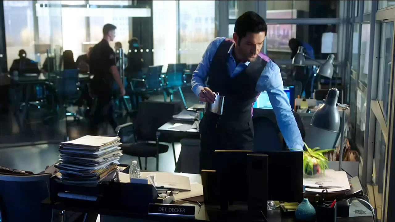S3ep12 Lucifer Organizes Chloes Desk