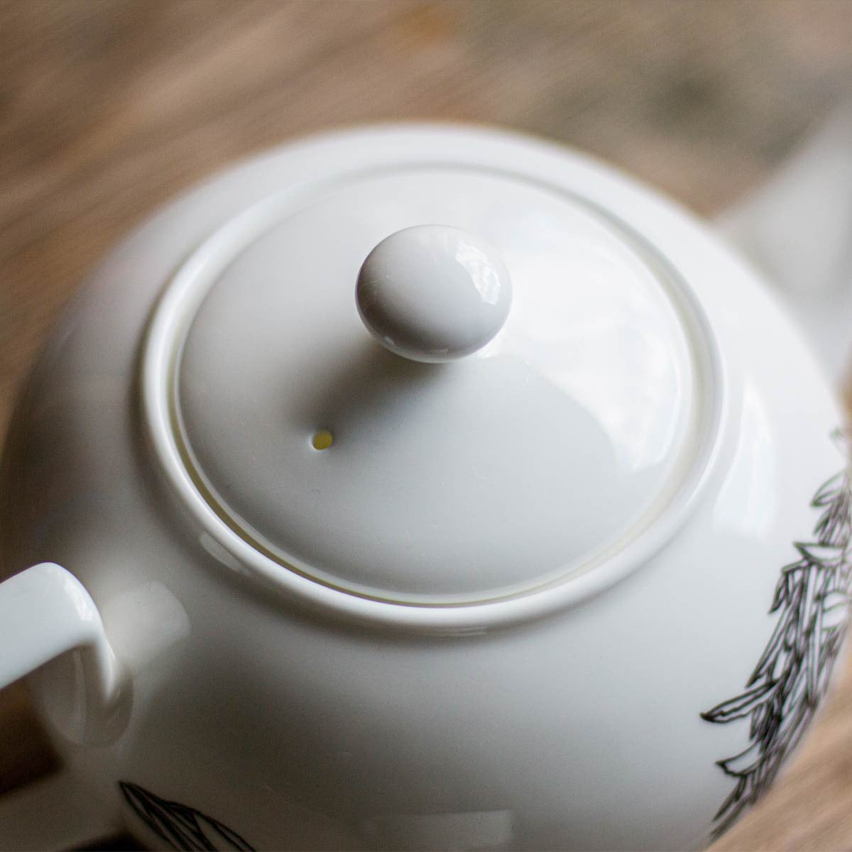 Getzeneara - Fine Bone China Leaf Pattern Teapot