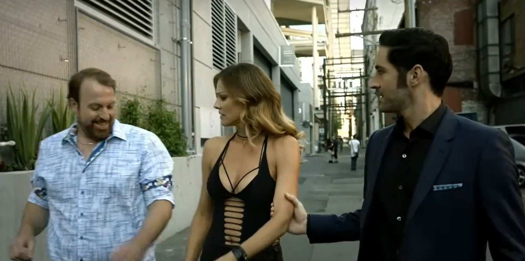 s2ep02-lucifer-and-goddess-in-hotel-alleyway
