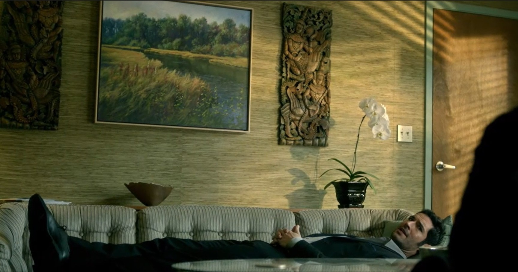 s1ep09-lucifer-dr-linda-lonely-friend