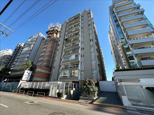 Apartamento com Garagens -