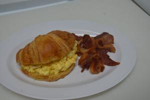 CROISSANT HUEVO REVUELTO CON BACON