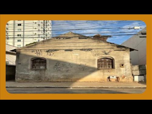 LOTE 08, DA QUADRA 43, COM 300M², COM UMA EDIFICAÇÃO ANTIGA, COM FRENTE PARA A RUA PROFESSOR JONES,...