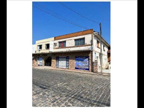 LOTE 001        Terreno com edificação no Centro de Tijuca...