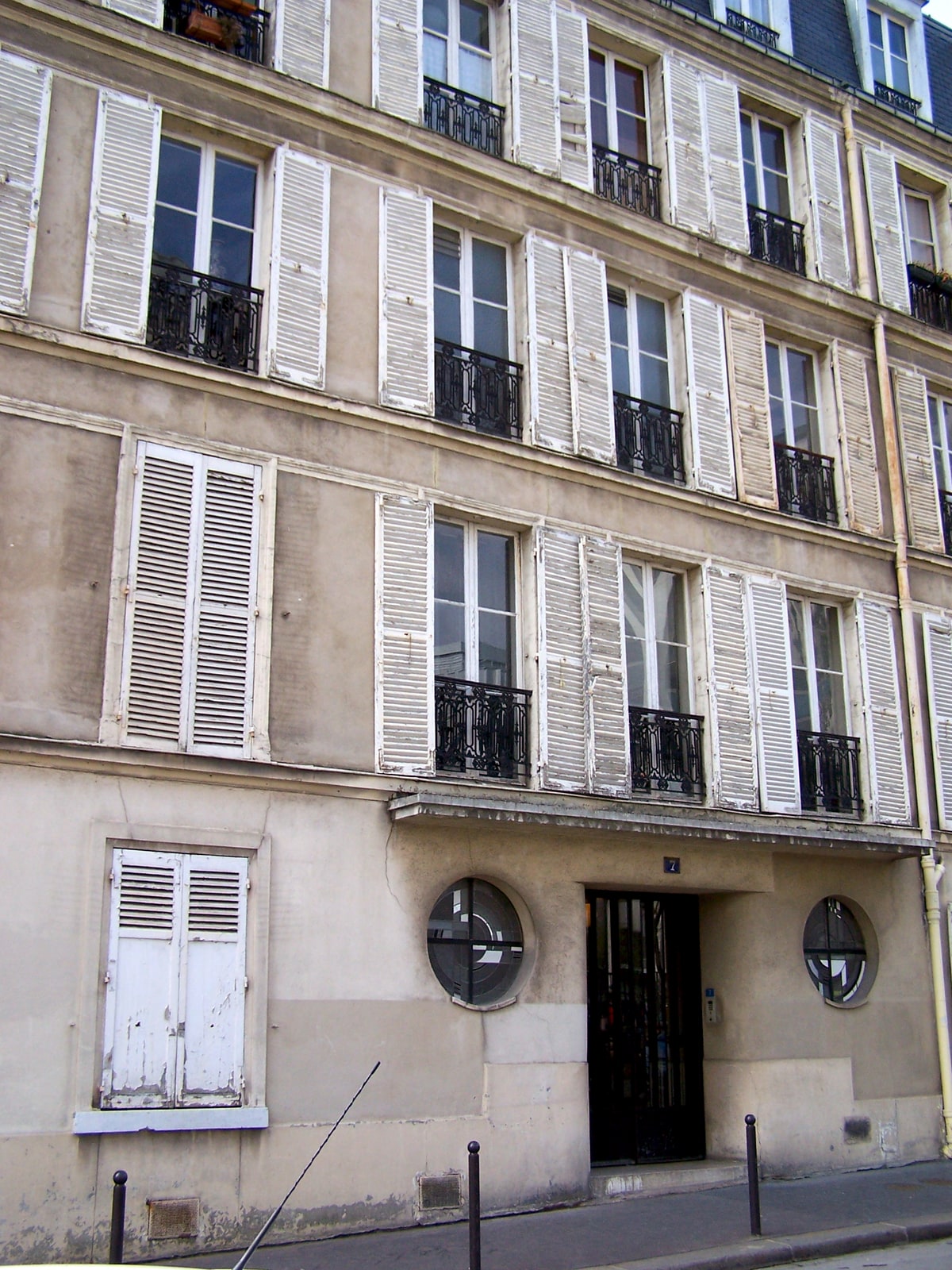 7 rue Méchain in Paris, the Robert Mallet-Stevens-designed building where Tamara de Lempicka established her apartment and studio in 1930.