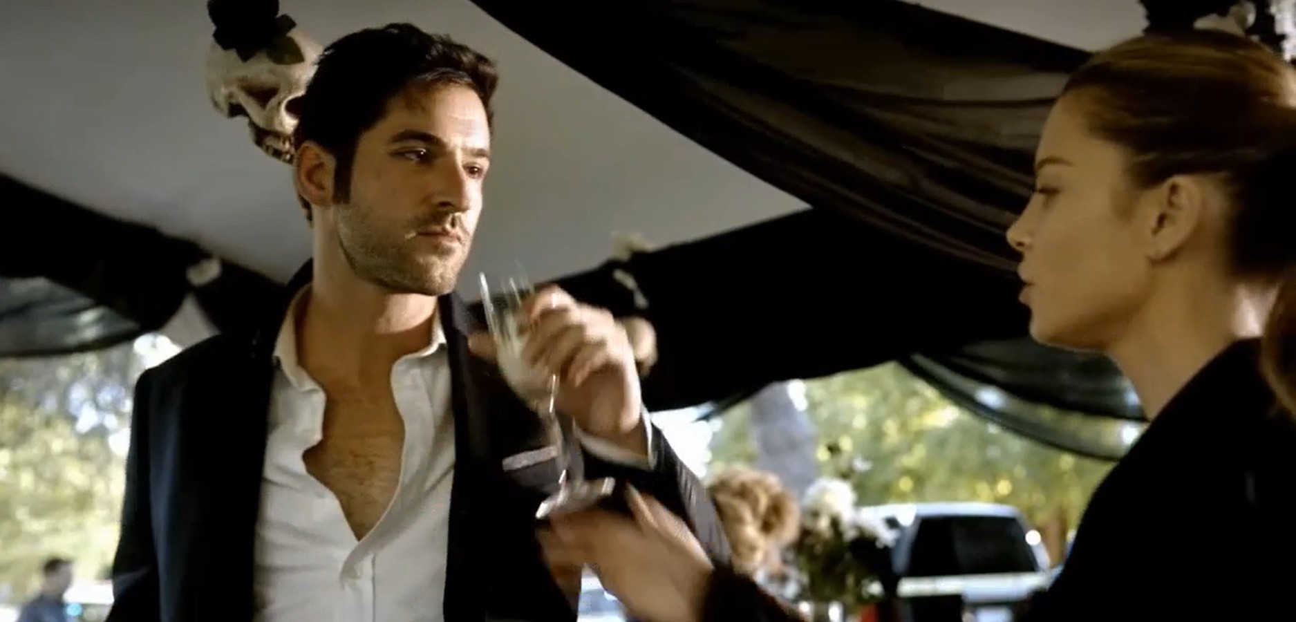 s2ep06-lucifer-looks-like-a-homeless-muscian