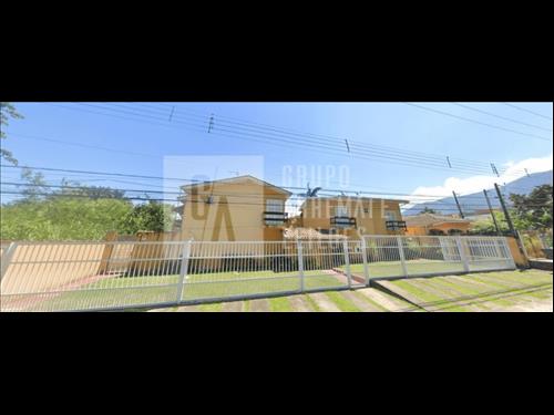 Sobrado com 77,30m² e vaga de garagem