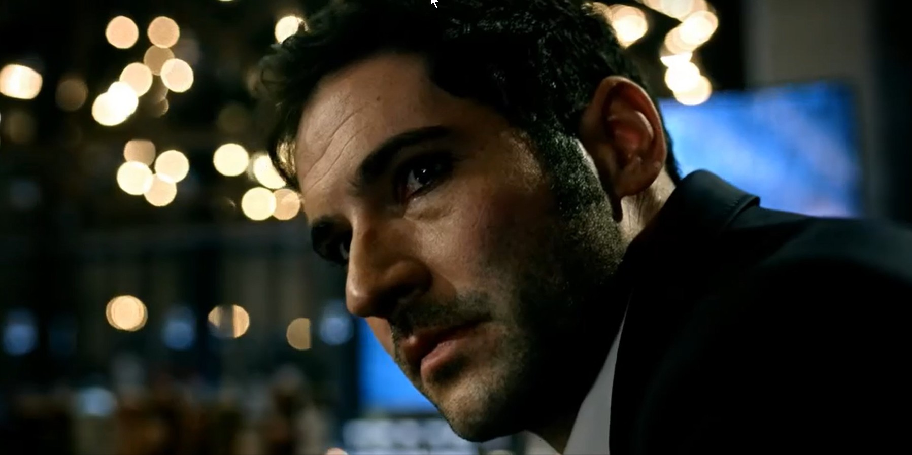 s2ep06-lucifer-thinks-he-sees-uriel-at-lux