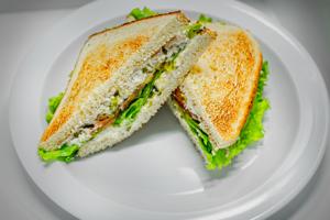 SANDWICH DE PASTA DE POLLO CON PEPINILLO