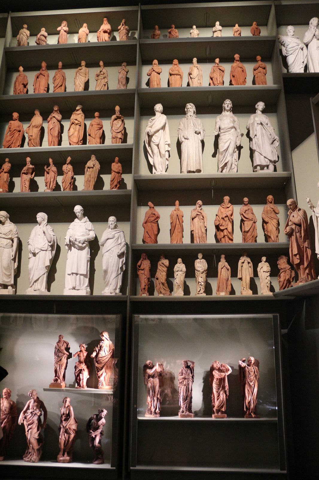 Duomo — shelved statues