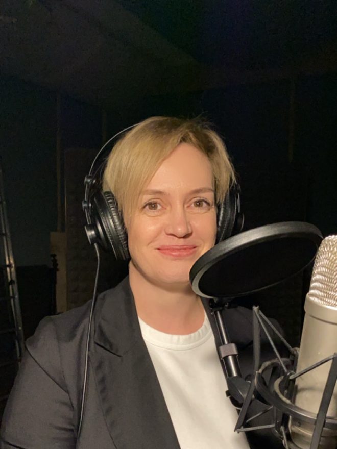 Ученица школы вокала «Аура» работает с микрофоном в наушниках, Екатеринбург