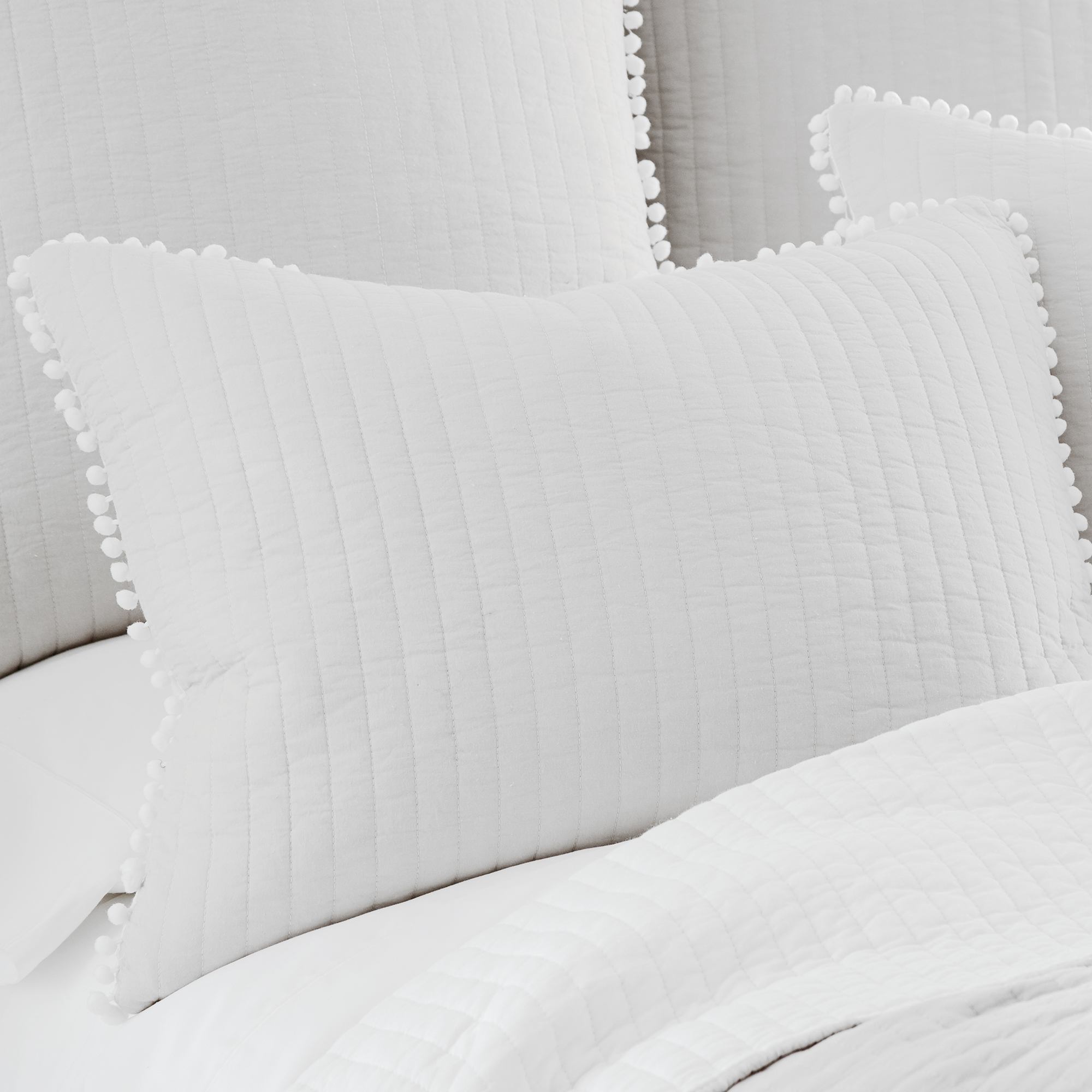 Pom Pom White King Sham - Levtex Home - Bild 2 von 5